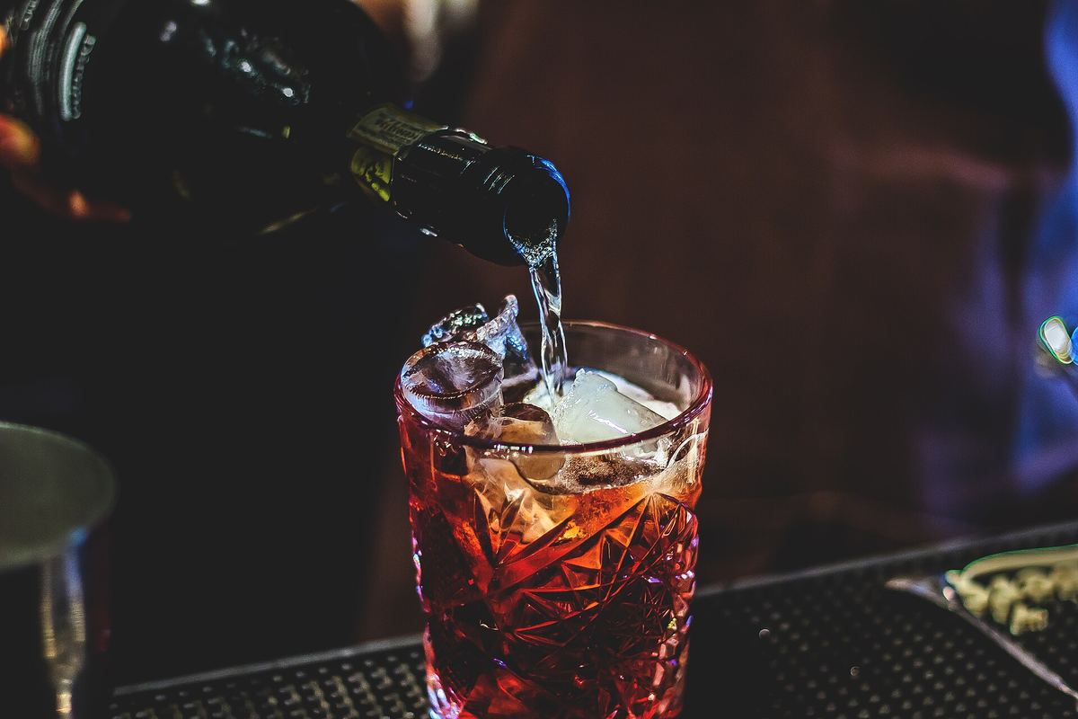 Si versa lo spumante in un bicchiere basso con ghiaccio, per un negroni sbagliato